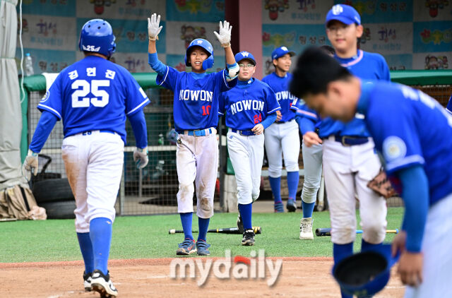 2026년 7월 20일 오후 강원도 횡성군 횡성베이스볼파크에서 열린 '2026 제3회 마이데일리배 전국유소년야구대회' 유소년 백호리그 (U-14) 8강전, HBC 유소년야구단과 노원구 유소년야구단의 경기. 노원구가 8-7로 승리 한 뒤 기뻐하고 있다. /횡성베이스볼테마파크=유진형 기자