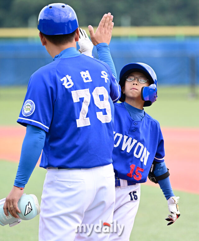 2026년 7월 20일 오후 강원도 횡성군 횡성베이스볼파크에서 열린 '2026 제3회 마이데일리배 전국유소년야구대회' 유소년 백호리그 (U-14) 8강전, HBC 유소년야구단과 노원구 유소년야구단의 경기. 노원구 김신권이 5회말 동점타를 친 뒤 기뻐하고 있다. /횡성베이스볼테마파크=유진형 기자