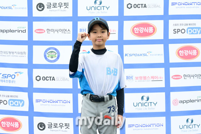 20일 강원도 횡성군 횡성베이스볼파크에서 열린 '2026 제3회 마이데일리배 전국유소년야구대회' 새싹리그 (U-9) 빅드림과 휘문아카데미 경기.<br><br>대한유소년야구연맹(회장 이상근) 빅드림 유소년야구단 유하진이 인터뷰를 했다./횡성=한혁승 기자