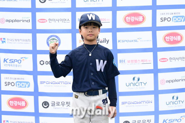 20일 강원도 횡성군 횡성베이스볼파크에서 열린 '2026 제3회 마이데일리배 전국유소년야구대회' 새싹리그 (U-9) 빅드림과 휘문아카데미 경기.<br><br>대한유소년야구연맹(회장 이상근) 휘문아카데미 유소년야구단 이든이 인터뷰를 했다./횡성=한혁승 기자