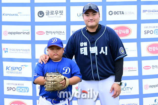 20일 강원도 횡성군 횡성베이스볼파크에서 열린 '2026 제3회 마이데일리배 전국유소년야구대회' 꿈나무(현무)리그 (U-11) 태백시와 양구군 경기.대한유소년야구연맹(회장 이상근) 태백시 유소년야구단 배강열(오른쪽) 감독과 함주원 인터뷰를 했다./횡성=한혁승 기자