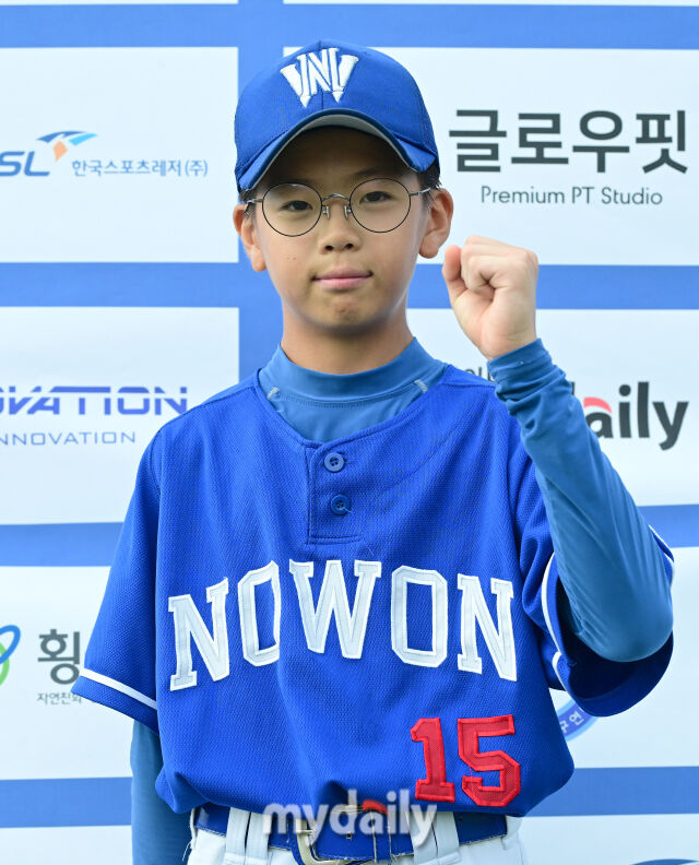 2026년 7월 20일 오후 강원도 횡성군 횡성베이스볼파크에서 열린 '2026 제3회 마이데일리배 전국유소년야구대회' 유소년 백호리그 (U-14) 8강전, HBC 유소년야구단과 노원구 유소년야구단의 경기. 노원구 김신권이 8-7로 승리한 뒤 인터뷰 사진촬영을 하고 있다. /횡성베이스볼테마파크=유진형 기자