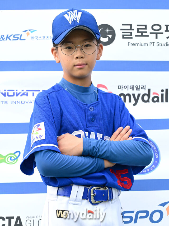 2026년 7월 20일 오후 강원도 횡성군 횡성베이스볼파크에서 열린 '2026 제3회 마이데일리배 전국유소년야구대회' 유소년 백호리그 (U-14) 8강전, HBC 유소년야구단과 노원구 유소년야구단의 경기. 노원구 김신권이 8-7로 승리한 뒤 인터뷰 사진촬영을 하고 있다. /횡성베이스볼테마파크=유진형 기자