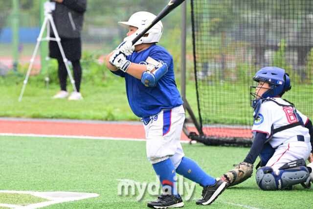 20일 강원도 횡성군 횡성베이스볼파크에서 열린 '2026 제3회 마이데일리배 전국유소년야구대회' 꿈나무(현무)리그 (U-11) 태백시와 양구군 경기.<br><br>대한유소년야구연맹(회장 이상근) 태백시 유소년야구단 함주원이 안타를 치고 있다./횡성=한혁승 기자