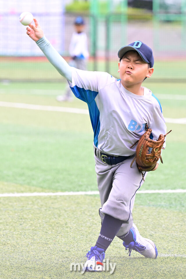 20일 강원도 횡성군 횡성베이스볼파크에서 열린 '2026 제3회 마이데일리배 전국유소년야구대회' 새싹리그 (U-9) 빅드림과 휘문아카데미 경기. 대한유소년야구연맹(회장 이상근) 빅드림 유소년야구단 양현준이 마운드에 올라 힘차게 투구하고 있다. /횡성베이스볼테마파크=유진형 기자
