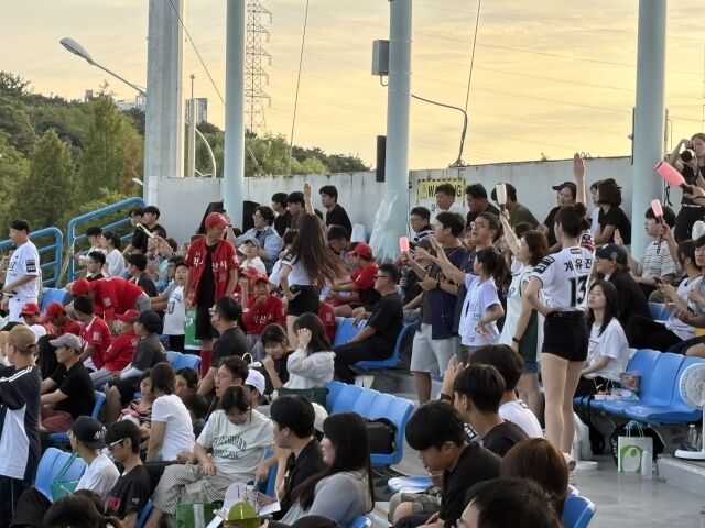 19일 KT 퓨처스 서머리그 행사를 맞아 많은 팬들이 익산 야구장을 찾았다./KT 위즈 제공