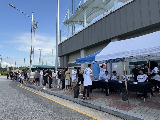 19일 KT 퓨처스 서머리그 행사를 맞아 경기 개시 전부터 많은 팬들이 익산 야구장을 찾았다./KT 위즈 제공