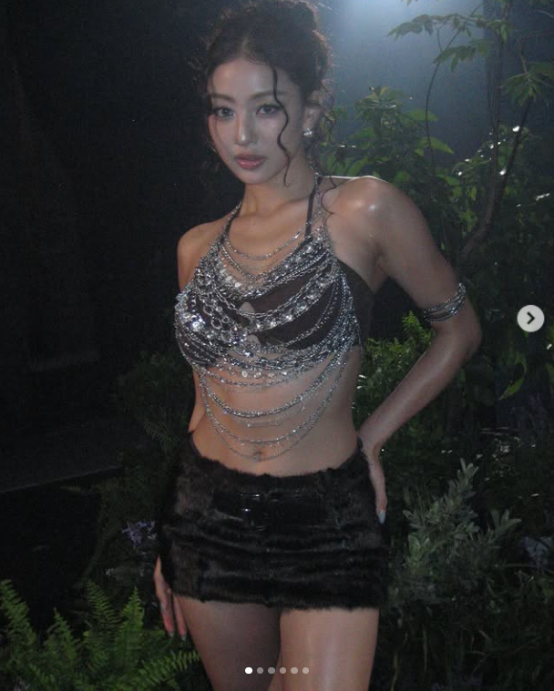 지효는 화려한 실버 체인과 큐빅이 촘촘히 엮인 파격적인 홀터넥 상의에 퍼(Fur) 소재의 초미니 스커트를 매치해 과감하고 매혹적인 무대 의상을 선보였다. /지효 소셜미디어