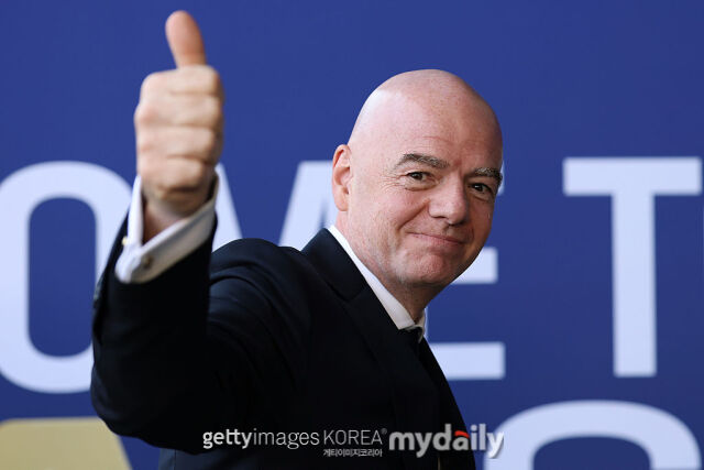 지오바니 인판티노 FIFA(국제축구연맹) 회장이 20일 미국 뉴저지주 이스트러더퍼드의 뉴저지 스타디움에서 펼쳐진 스페인과 아르헨티나의 2026 북중미 월드컵 결승전을 지켜보고 있다./게티이미지코리아