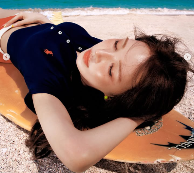 레드벨벳 웬디가 바닷가 모래사장 위 서핑보드에 편안히 누워 몽환적인 분위기를 연출하고 있다. /웬디 소셜미디어