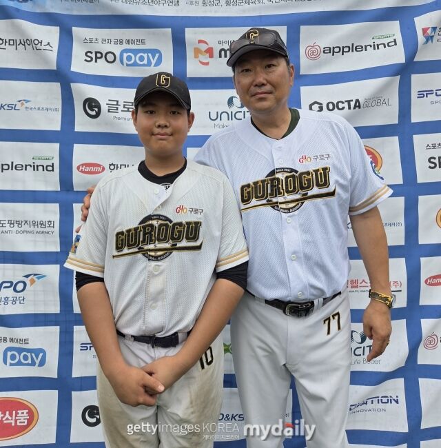 구로구유소년야구단이 21일 횡성베이스볼파크에서 열린 제3회 마이데일리배 전국유소년야구대회 U-12 송파구유소년야구단과의 4강전에서 승리했다. 경기 후 사진 촬영을 하고 있는 구로구유소년야구단 송준호, 김덕환 감독(왼쪽부터)./횡성=노찬혁 기자
