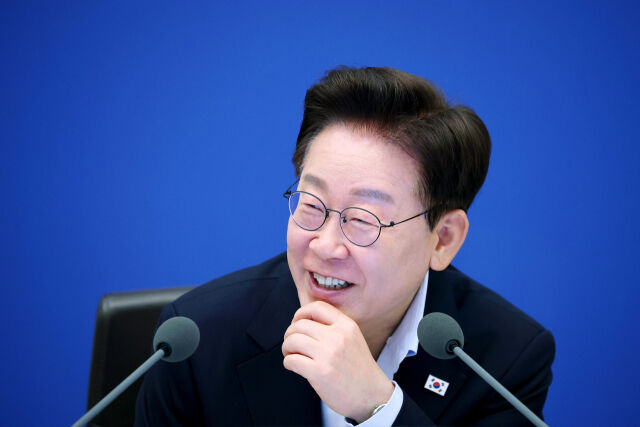 이재명 대통령이 21일 청와대에서 열린 국무회의에서 발언하며 미소를 짓고 있다. /뉴시스