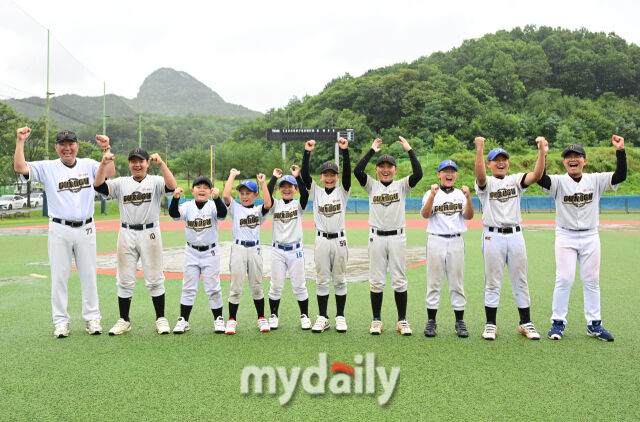 2026년 7월 21일 오후 강원도 횡성군 횡성베이스볼파크에서 열린 '2026 제3회 마이데일리배 전국유소년야구대회' 유소년리그(U-12) 결승전, 구로구 유소년야구단과 휘문아카데미 유소년야구단의 경기.<br><br>공동 우승을 차지한 구로구 유소년야구단이 환호하고 있다./횡성=유진형 기자