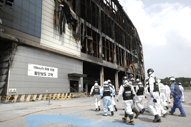 2021년 경기도 이천시 쿠팡 덕평물류센터 화재현장에서 합동감식을 위해 건물로 들어가고 있다. /뉴시스