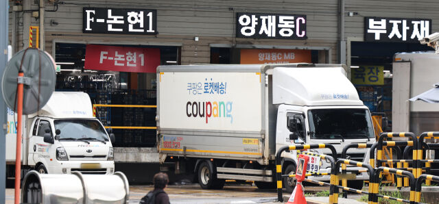 서울 시내 한 쿠팡 캠프에서 배송 차량이 드나들고 있다. /뉴시스