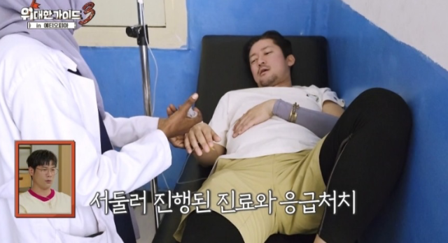 김대호가 극심한 두통과 메스꺼움을 호소했고, 끝내 참지 못한 채 구토 증세까지 보인다. 결국 병원 응급실 신세를 진다./ MBC에브리원 ‘위대한 가이드3’