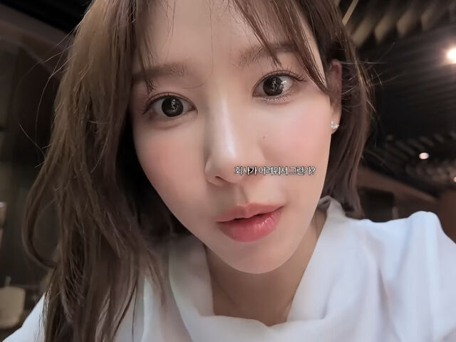 이나연이 JTBC 1층 로비에서 상황을 전했다. / 유튜브 '일단이나연'