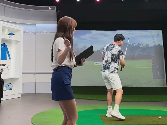 이나연은 최선을 다해 골프 방송을 진행했다. / 유튜브 '일단이나연'