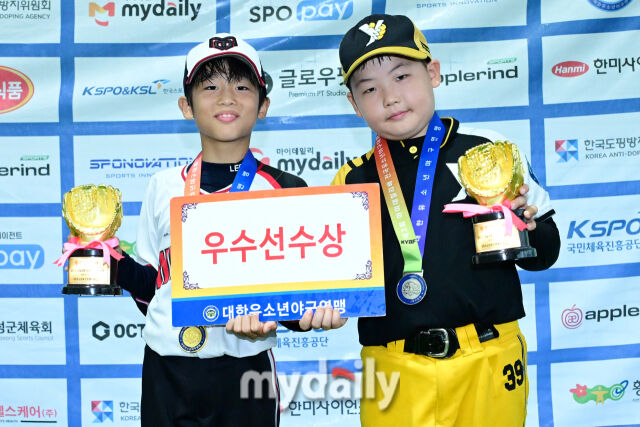 21일 강원도 횡성군 횡성베이스볼파크에서 열린 '2026 제3회 마이데일리배 전국유소년야구대회' 시상식. 새싹리그 우수상 수상자 송파구마인볼 김찬진(왼쪽)과 남양주야놀 지우빈이 함께 포즈를 취하고 있다. /횡성베이스볼테마파크=한혁승 기자