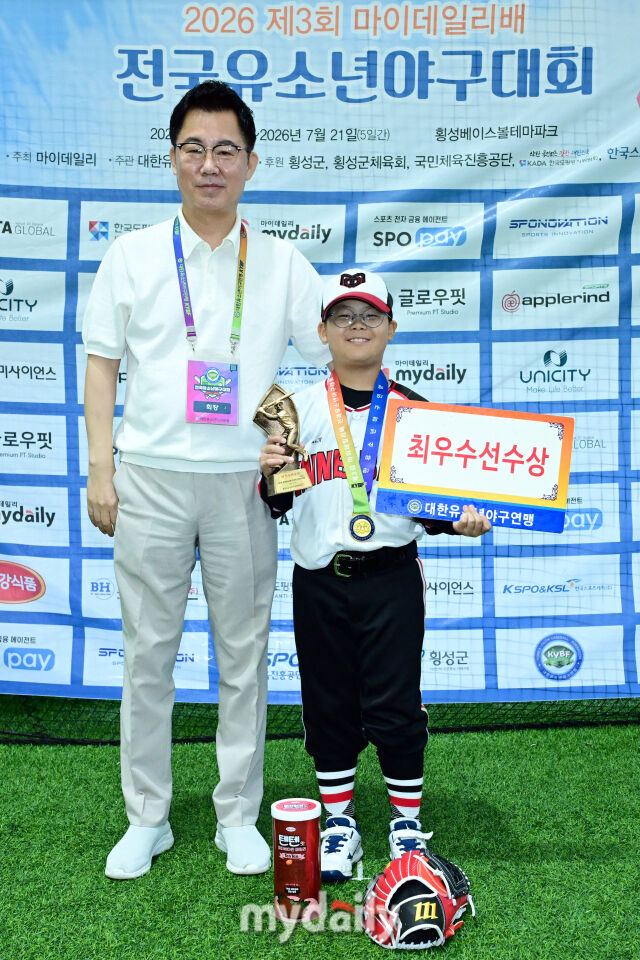 21일 강원도 횡성군 횡성베이스볼파크에서 열린 '2026 제3회 마이데일리배 전국유소년야구대회' 시상식. 대한유소년야구연맹 이상근(왼쪽) 회장이 새싹리그 최우수상 수상자 송파구마인볼 김하준과 포즈를 취하고 있다. /횡성베이스볼테마파크=한혁승 기자