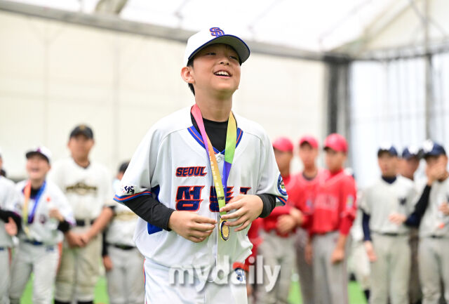2026년 7월 21일 오후 강원도 횡성군 횡성베이스볼파크에서 열린 '2026 제3회 마이데일리배 전국유소년야구대회'.<br><br>성동구 백원우가 꿈나무리그 현무 최우수선수상을 수상한 뒤 시상대에 오르고 있다./횡성=유진형 기자