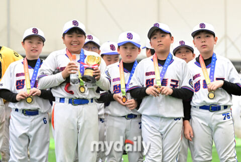 [MD포토] 성동구유소년야구단 '꿈나무리그 현무 우승 메달 걸었어요'