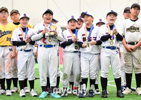 [MD포토] 성동구유소년야구단 '꿈나무리그 현무 우승 미소'