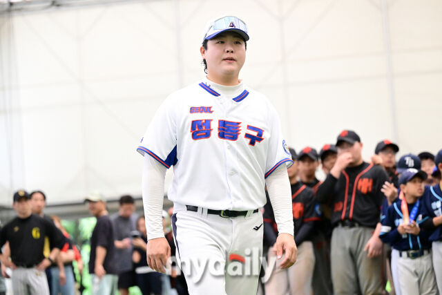 2026년 7월 21일 오후 강원도 횡성군 횡성베이스볼파크에서 열린 '2026 제3회 마이데일리배 전국유소년야구대회'.<br><br>성동구유소년야구단 김현우 감독이 꿈나무리그 현무 감독상을 수상하기 위해 시상대에 오르고 있다./횡성=유진형 기자