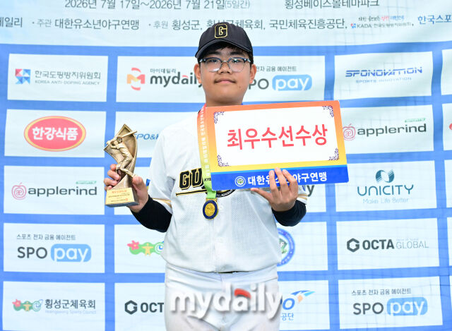 21일 강원도 횡성군 횡성베이스볼파크에서 열린 '2026 제3회 마이데일리배 전국유소년야구대회' 시상식.<br><br>유소년 U-12 리그 최우수선수상을 수상한 구로구 유소년야구단 김우진이 포즈를 취하고 있다./횡성=한혁승 기자