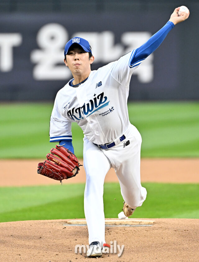 KT 선발투수 오원석 역투