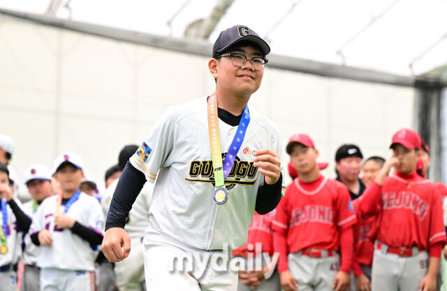 2026년 7월 21일 오후 강원도 횡성군 횡성베이스볼파크에서 열린 '2026 제3회 마이데일리배 전국유소년야구대회'.<br><br>구로구유소년야구단 김우진이 U-12 최우수선수상을 수상하기 위해 시상대에 오르고 있다./횡성=유진형 기자