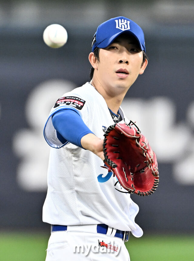 21일 오후 경기도 수원시 수원KT위즈파크에서 진행된 '2026 프로야구 KBO리그' KT위즈와 두산베어스의 경기. KT 오원석이 선발등판 하고 있다./마이데일리