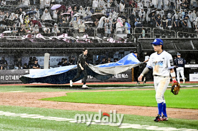 21일 오후 경기도 수원시 수원KT위즈파크에서 진행된 '2026 프로야구 KBO리그' KT위즈와 두산베어스의 경기. 굵어진 빗방울에 6회 경기가 중단되고 있다./마이데일리