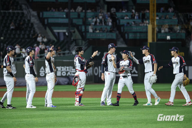 롯데 자이언츠 선수들이 21일 사직구장에서 열린 SSG 랜더스와 홈 경기를 6-2 역전승으로 마친 뒤 하이파이브를 하며 서로를 격려하고 있다./롯데 자이언츠 제공