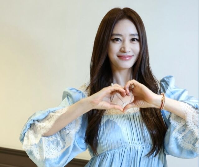 김혜수가 변함없는 동안 미모와 사랑스러운 스타일링으로 눈길을 사로잡았다. / 김혜수 SNS