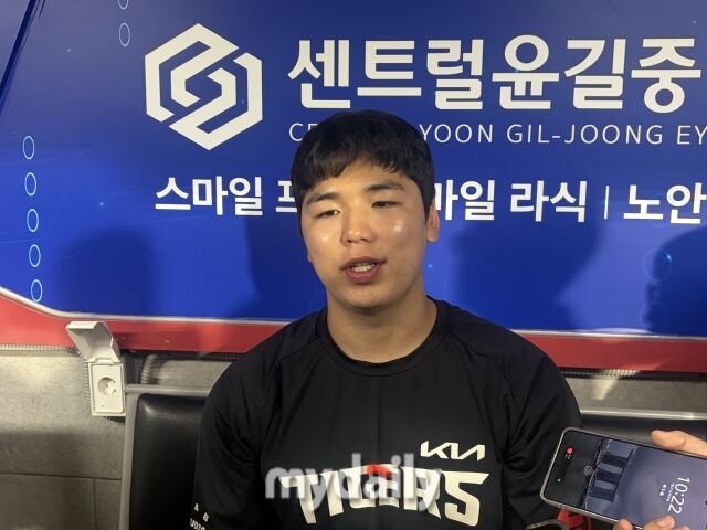 KIA 황동하가 21일 광주 한화 이글스전에서 시즌 7승에 성공했다./광주 = 이정원 기자