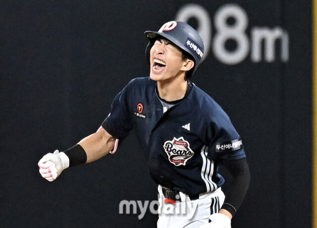 21일 오후 경기도 수원시 수원KT위즈파크에서 진행된 '2026 프로야구 KBO리그' KT위즈와 두산베어스의 경기. 두산 김민석이 9회초 2사 1,3루서 동점 적시타를 터뜨린 뒤 환호하고 있다./수원=송일섭 기자