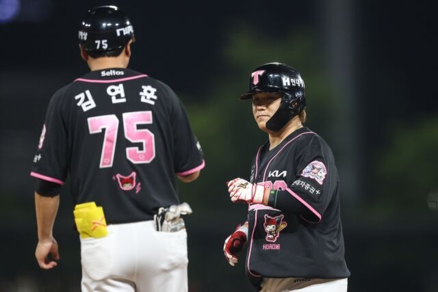 KIA 타이거즈 김선빈이 21일 광주 KIA챔피언스필드에서 열린 한화 이글스와의 홈 경기서 타격하고 1루를 밟고 있다./KIA 타이거즈 제공