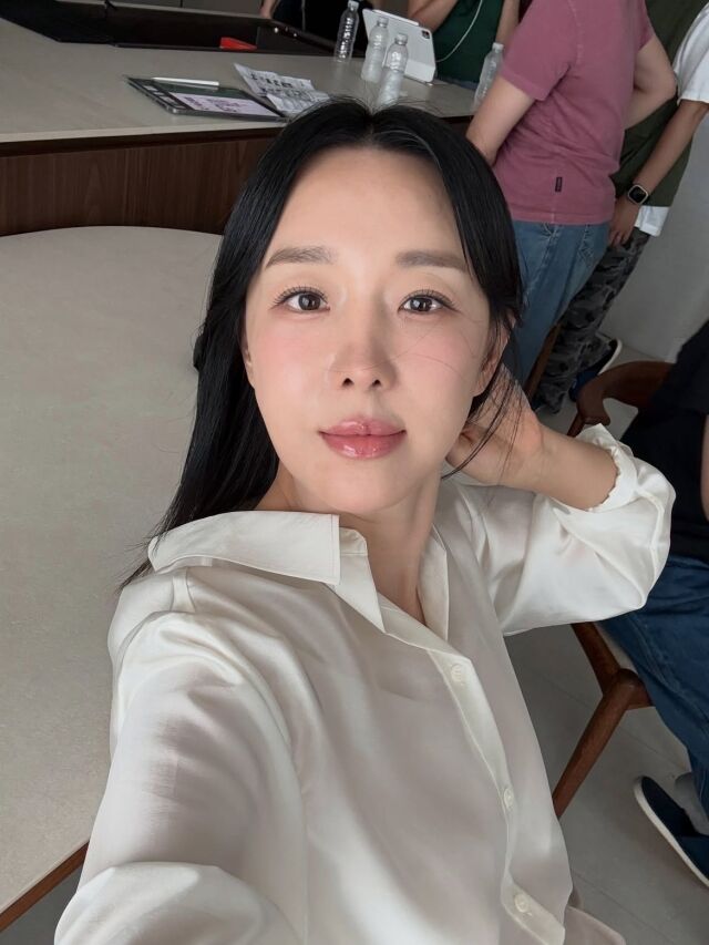 李智慧做了人中缩小手术真的合适吗？……她更加清透的美貌引人注目