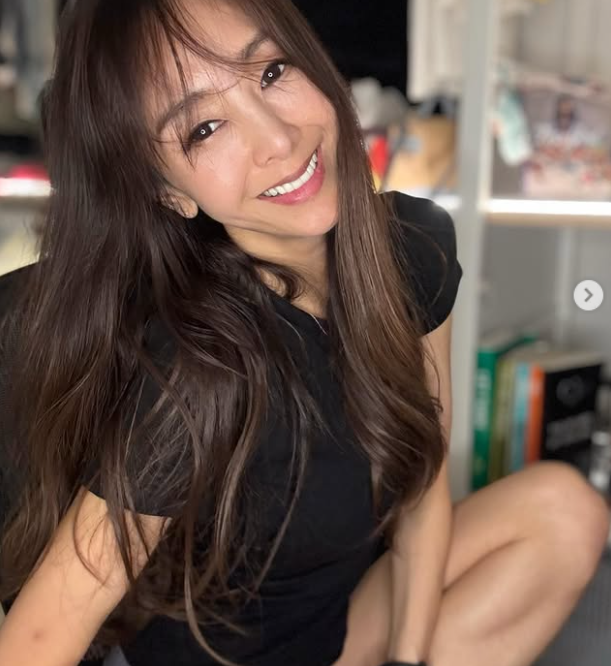 “她的腿长简直太夸张了”……G.NA在回归前被拍到拥有不切实际的纤细双腿