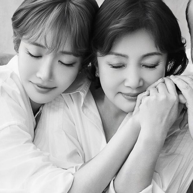 “她简直就是她妈妈的翻版”……高俊熙与妈妈在全家福中“宛如一对双胞胎”[MD★Star]