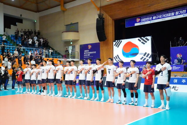 한국 남자배구 대표팀이 22일 제천체육관에서 열린 브라질과 평가전을 앞두고 국민의례를 하고 있다./대한배구협회 제공