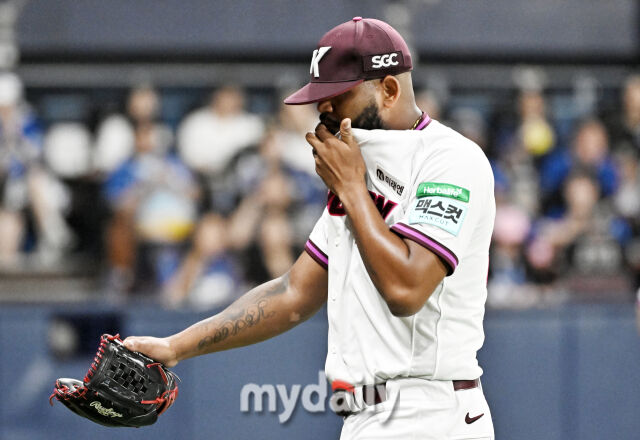 22일 오후 서울 고척스카이돔에서 진행된 '2026 프로야구 KBO리그' 키움히어로즈와 삼성라이온즈의 경기. 키움 알칸타라가 5회초 무사 1루서 강판되고 있다./고척=송일섭 기자 andlyu@,ydaily.co.kr