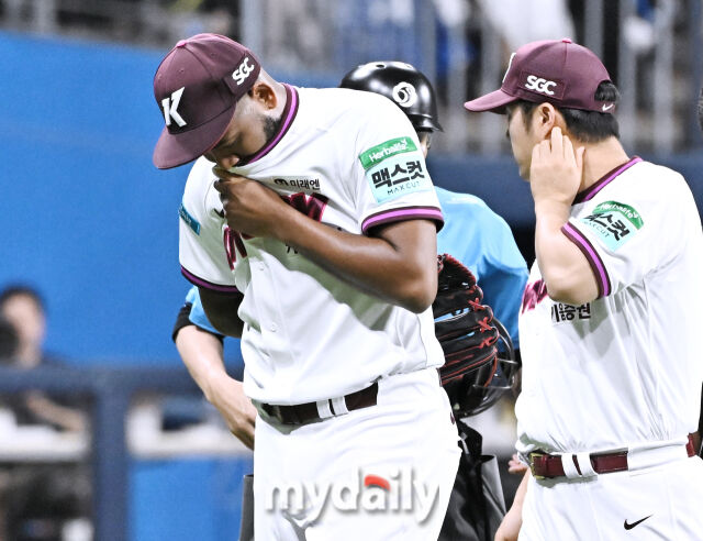 22일 오후 서울 고척스카이돔에서 진행된 '2026 프로야구 KBO리그' 키움히어로즈와 삼성라이온즈의 경기. 키움 알칸타라가 5회초 무사 1루서 교체되고 있다./고척=송일섭 기자 andlyu@,ydaily.co.kr