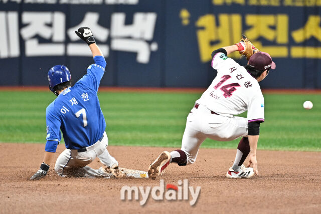 22일 오후 서울 고척스카이돔에서 진행된 '2026 프로야구 KBO리그' 키움히어로즈와 삼성라이온즈의 경기. 삼성 이재현이 5회초 무사 1루서 김영웅의 중견수 뜬공때 2루에서 세이프 되고 있다./고척=송일섭 기자 andlyu@mydaiiy.co.kr