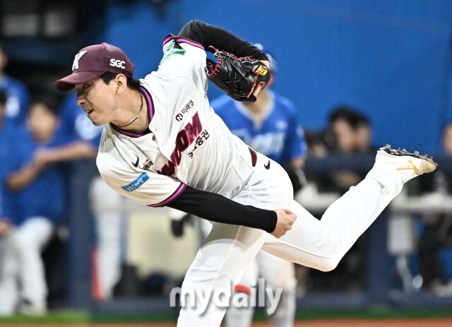 22일 오후 서울 고척스카이돔에서 진행된 '2026 프로야구 KBO리그' 키움히어로즈와 삼성라이온즈의 경기. 키움 유토가 역투하고 있다./고척=송일섭 기자 andlyu@mydaily.co.kr