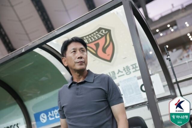 박태하 포항 스틸러스 감독이 22일 오후 7시 30분서울 월드컵경기장에서 펼쳐진 FC서울과의 ‘하나은행 K리그1 2026’ 19라운드를 지켜보고 있다./한국프로축구연맹 제공