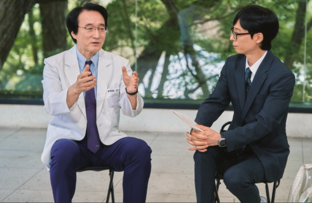 지난 22일 방송된 tvN 예능 프로그램 ‘유 퀴즈 온 더 블럭’에는 소아 심장수술의 전설 김웅한 교수가 출연해 가슴속 깊이 묻어두었던 이야기를 풀어냈다./ tvN 예능 프로그램 ‘유 퀴즈 온 더 블럭’