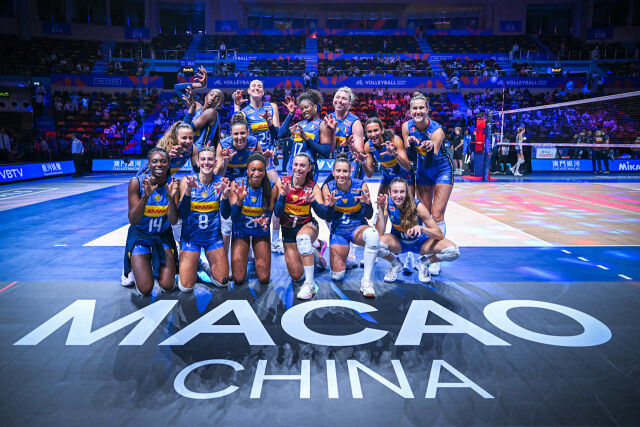 이탈리아여자배구대표팀 선수들이 22일 열린 네덜란드와 2026 VNL 결선 토너먼트 8강전에서 승리를 거둔 뒤 코트에 모여 기념촬영하고 있다./국제배구연맹(FIVB) 제공