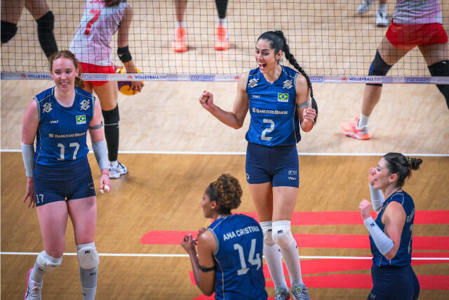 브라질여자배구대표팀 선수들이 22일 열린 일본과 2026 VNL 결선 토너먼트 8강전 도중 공격 성공 후 환호하고 있다./국제배구연맹(FIVB) 제공